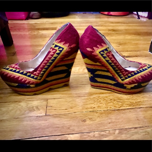 Steve Madden Tribal Pattern Wedge Shoes - Picture 2 of 5